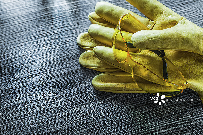 一套保护手套和眼镜放在木板上图片素材