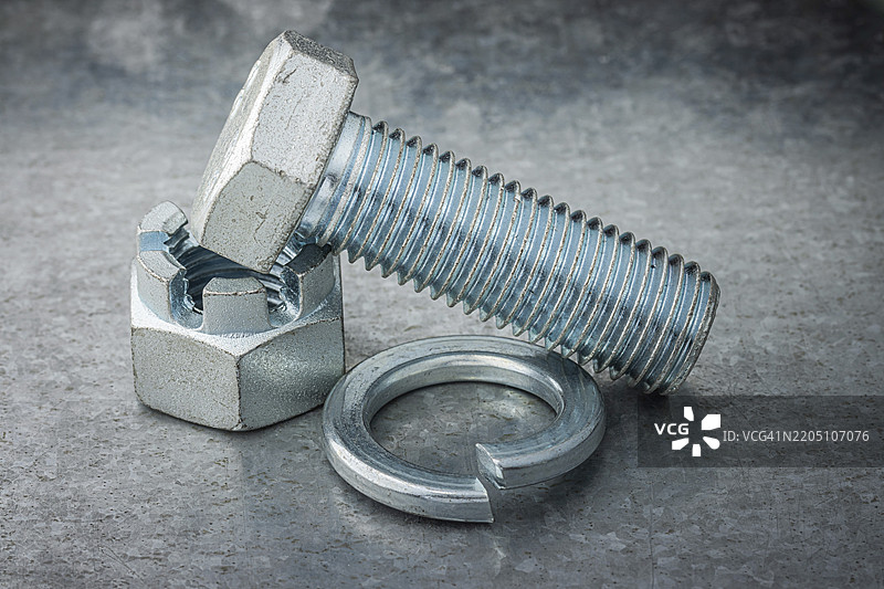 未安装的螺钉、螺栓和带垫圈的螺母刻印在金属钢板上图片素材