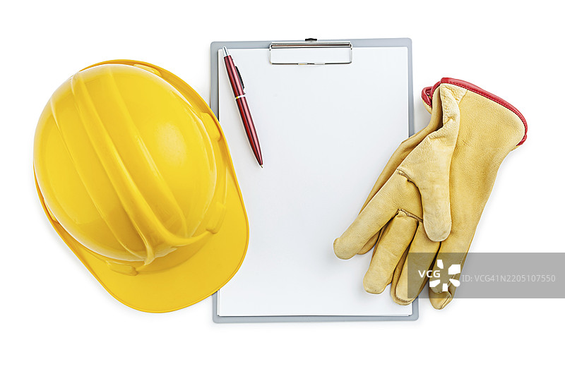 黄色施工手套和安全帽，圆珠笔放在夹板上，背景为白色。图片素材