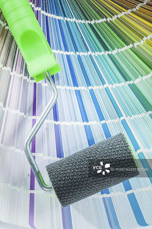 白色背景上的油漆滚筒潘通色卡组合图片素材