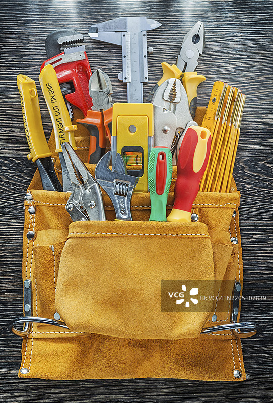 一套皮革工具带的建筑工具垂直视图图片素材