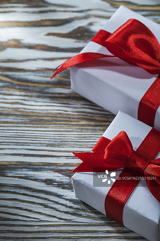一组红色礼品盒放在木质背景上图片素材