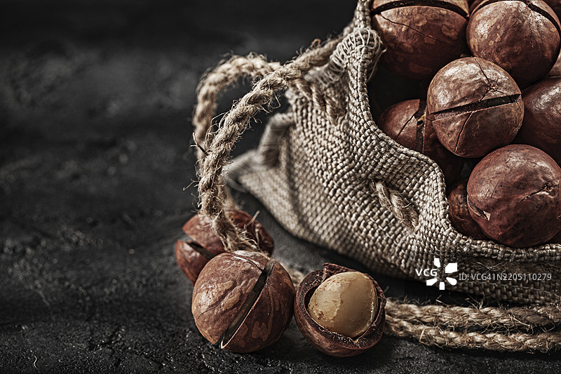 非常特写的夏威夷果，背景为麻布图片素材