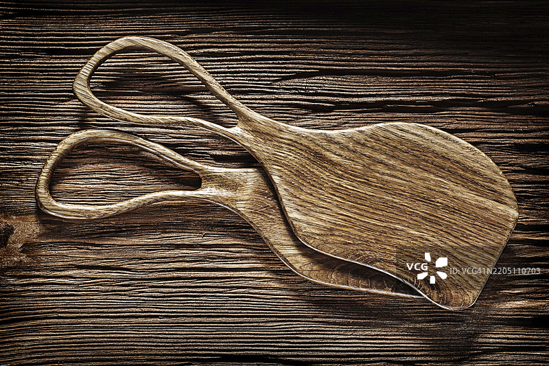 两个小型餐盘在复古木材上的特写视图图片素材