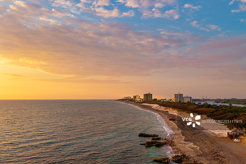 佛罗里达州朱庇特海滩日出的航拍视角图片素材