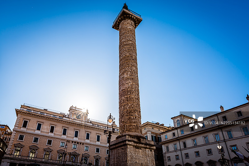 罗马拉齐奥地区科隆纳广场的马库斯·奥勒留斯柱、维德金德宫和基吉宫。图片素材