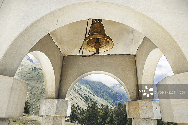 钟楼与青铜钟，背景是迷人的风景图片素材