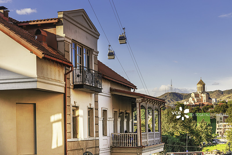 阳光明媚的夏日，老第比利斯街区图片素材