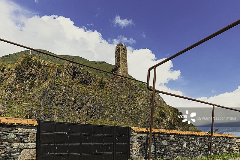 高加索山脉偏远地区的传统石塔图片素材