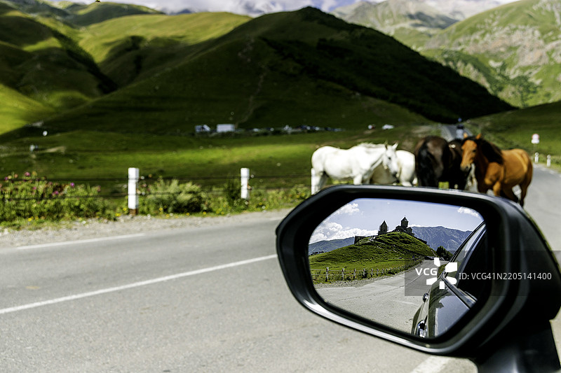 乔治亚州的公路旅行，侧镜中的古老教堂倒影，路上的马匹图片素材