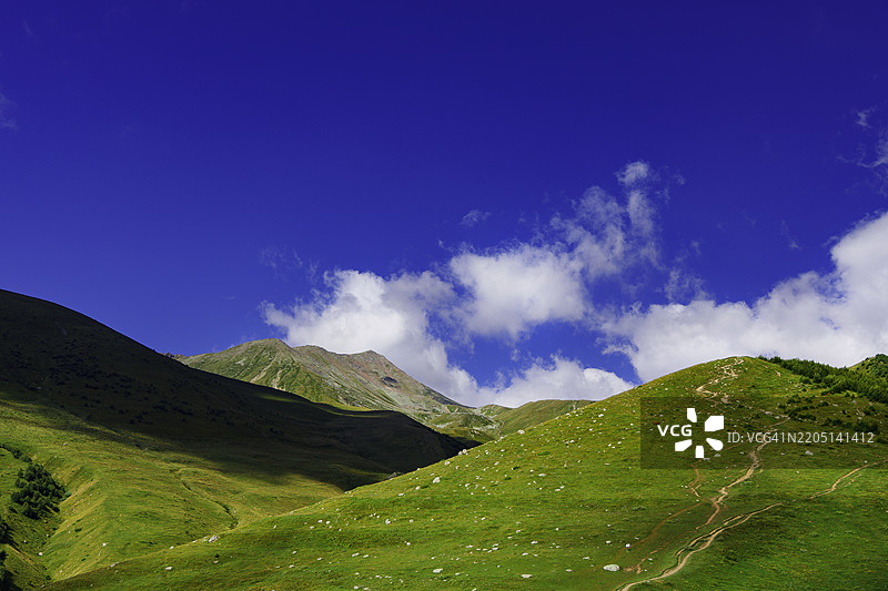 格鲁吉亚古达乌里绿色山丘图片素材