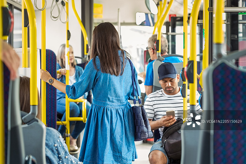乘客在公交车上通勤图片素材