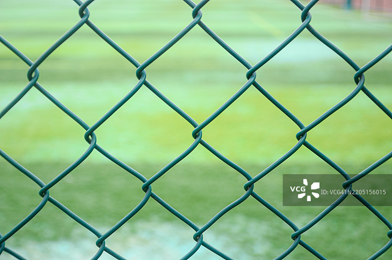 足球场围栏。足球场周围的铁丝围栏或金属网，位于中国广东省江门市。图片素材