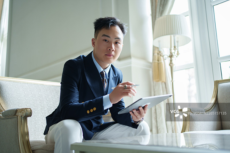 一位英俊的亚洲商人图片素材