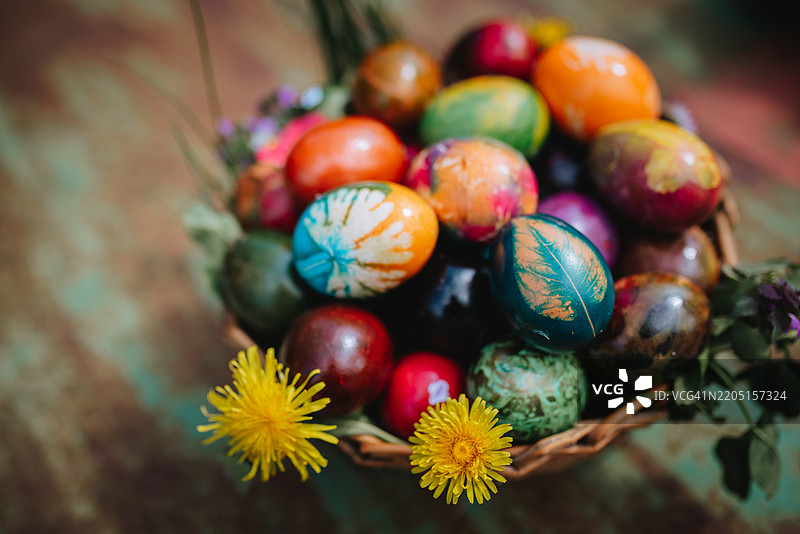 五彩缤纷的复活节彩蛋在篮子里。图片素材