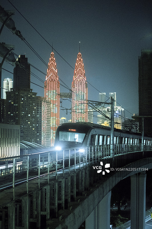 重庆夜间轻轨图片素材