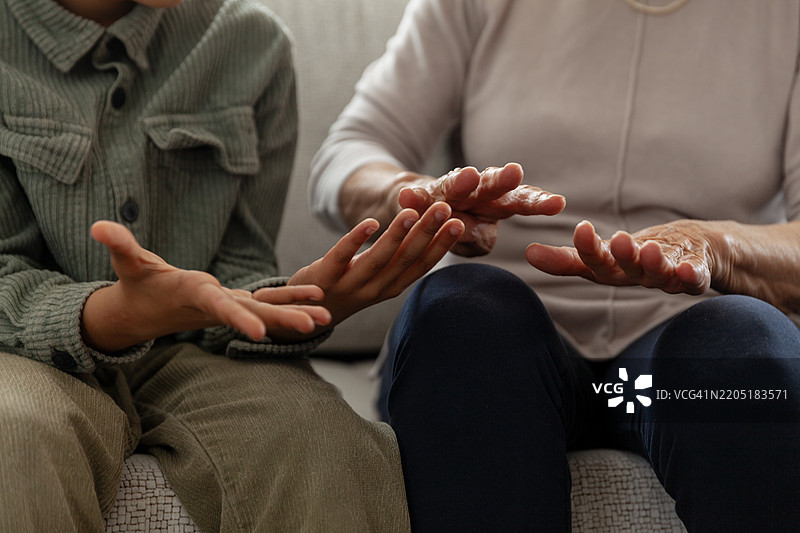 祖母教孙子数数图片素材