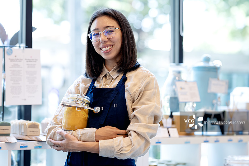 零废弃杂货店通过提供无塑料和零废弃购物、零售机会以及对当地企业的支持，吸引了注重环保的消费者。图片素材