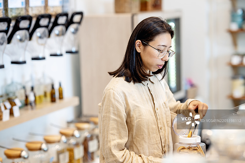 无塑生活专注于通过日常习惯减少塑料垃圾，例如使用玻璃罐和布袋，以及购买散装产品。图片素材