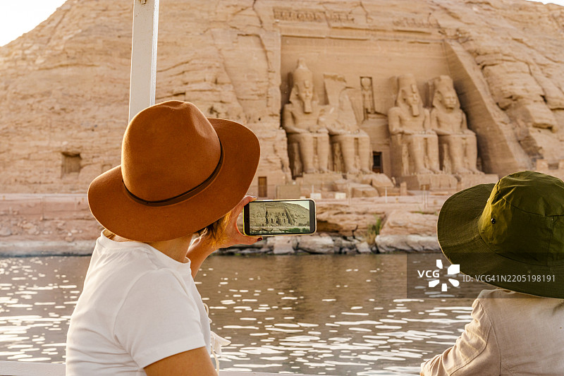 母亲和儿子在阿布辛贝享受船游图片素材