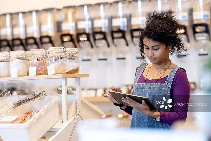 有效的零废弃杂货库存管理包括监控库存（手动或自动）、预测需求以及通过库存管理或销售点系统管理供应链。图片素材