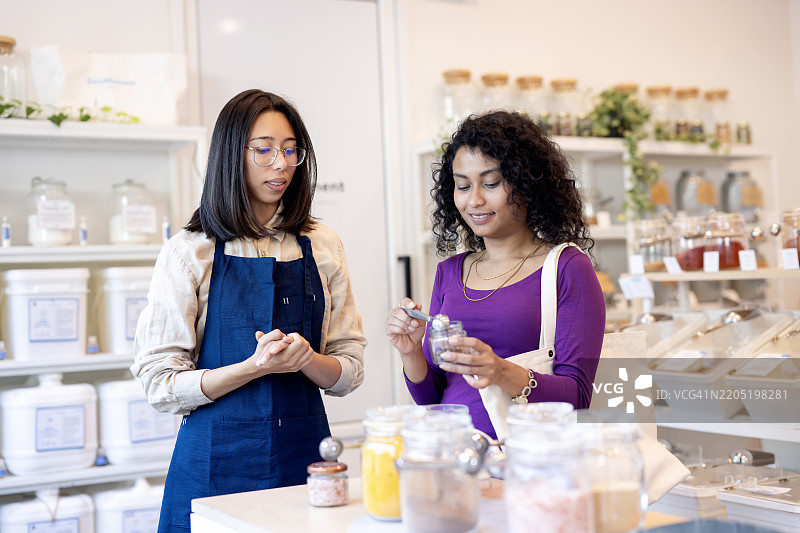 通过有意识地选择食品购物，我们可以减少对环境的影响，并支持可持续农业。绿色食品购物意味着成为一个有意识的消费者。图片素材