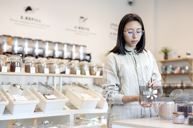 通过可持续生活方式拥抱环保生活。通过减少、重复使用和回收来最小化废物，并购买包装较少的产品。以下是将这些做法融入日常生活的建议。图片素材