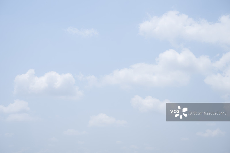 蓝天上的云朵图片素材