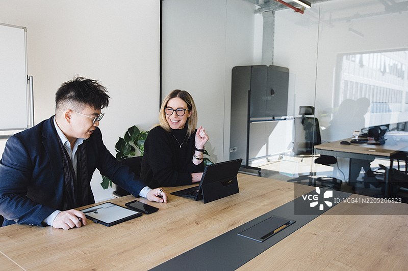 现代办公室中愉快的团队合作图片素材