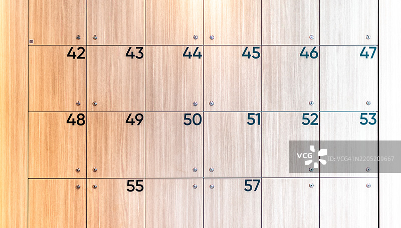 室内存储组织用的带编号门的木质储物柜图片素材