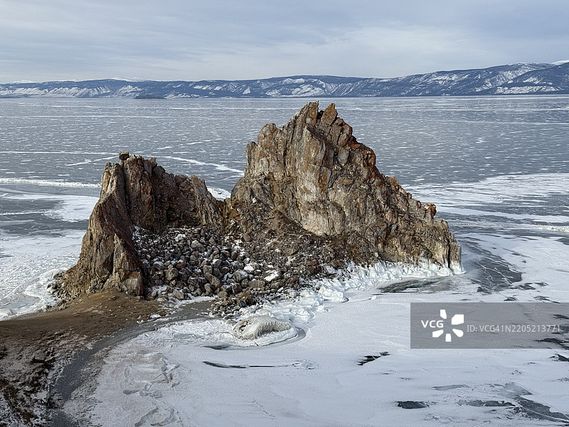 冬季的布尔汉角沙曼卡岩石景观，奥尔洪岛，贝加尔湖图片素材