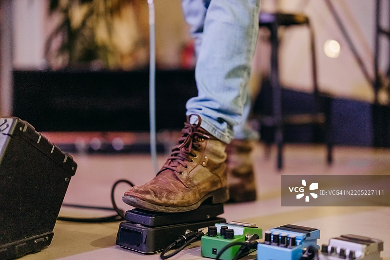 吉他手的踏板上的脚图片素材