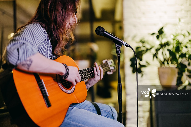 年轻音乐家的休闲活动图片素材