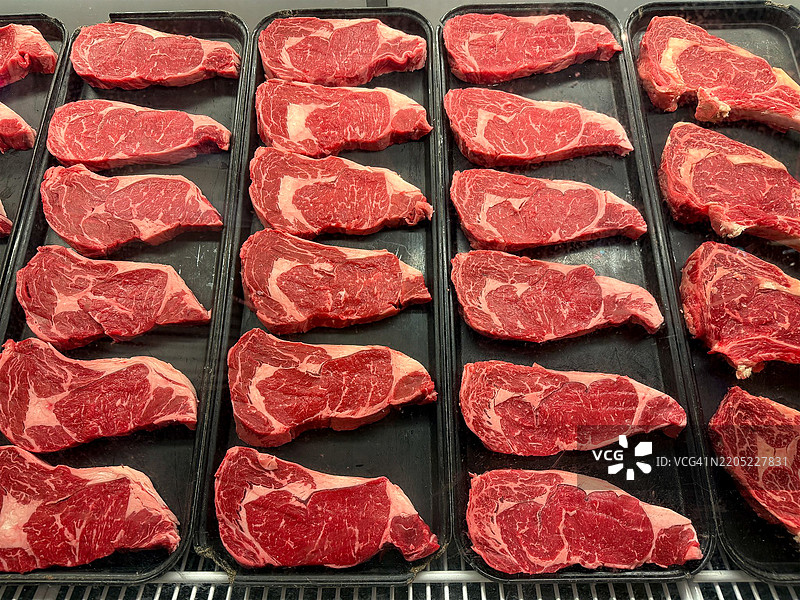 新鲜切割的牛排出售图片素材