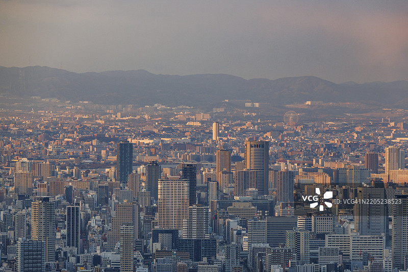 日本大阪日落时分金色阳光下的现代城市鸟瞰图图片素材