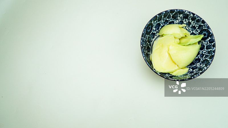 空白空间角落的鳄梨沙拉碗图片素材