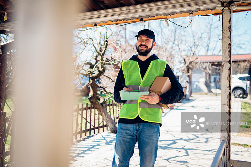 微笑的快递员肖像图片素材