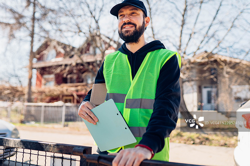 微笑的快递员肖像图片素材