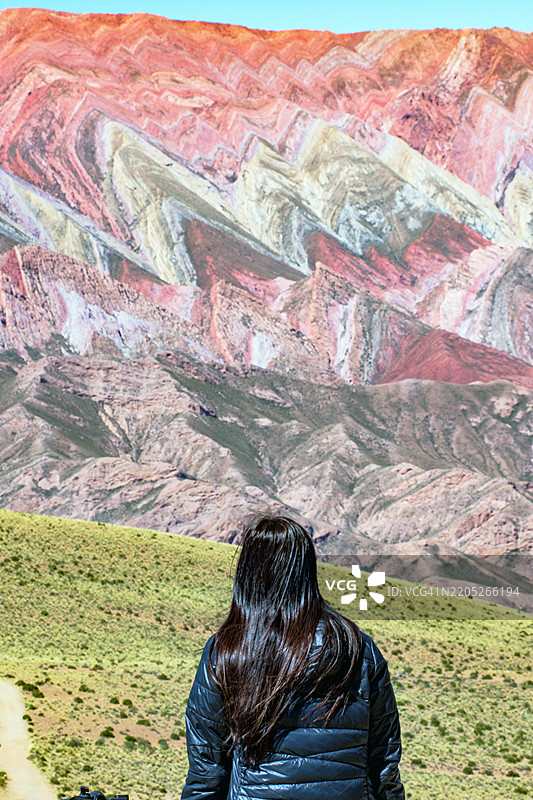 一位女性欣赏阿根廷胡胡伊省的霍尔诺卡尔山脉图片素材