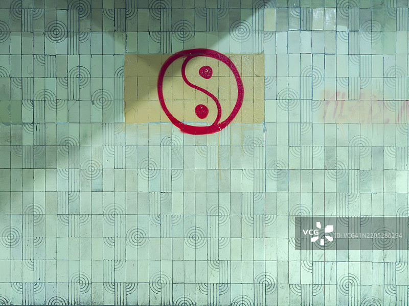 阳光下宁静的瓷砖空间中，充满活力的风水色彩与图案的和谐交融图片素材