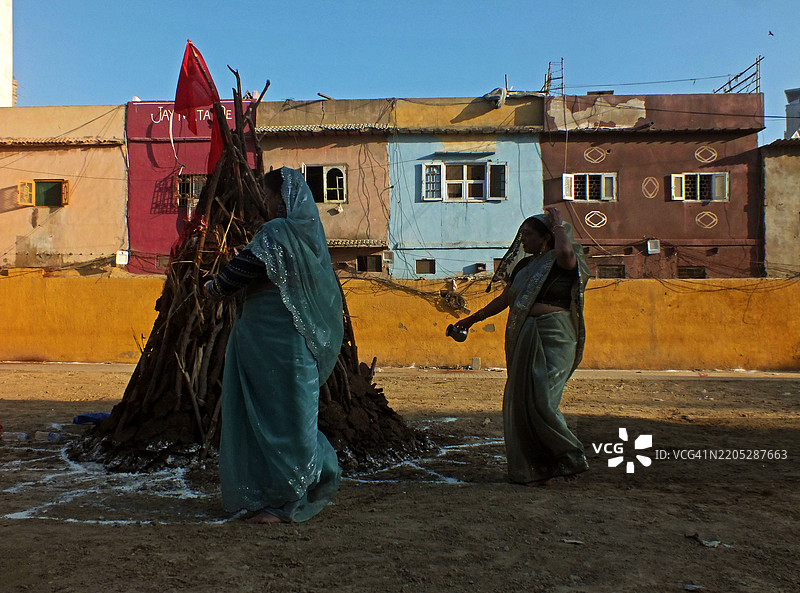 巴基斯坦印度教社区的人们正在庆祝胡里节图片素材