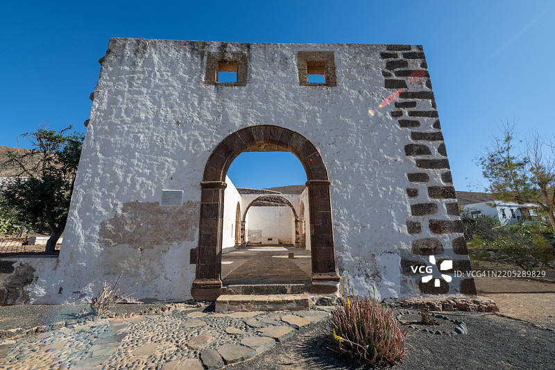 贝坦库里亚，富埃特文图拉，加那利群岛的圣布埃纳文图拉方济各修道院遗址的外立面和门图片素材