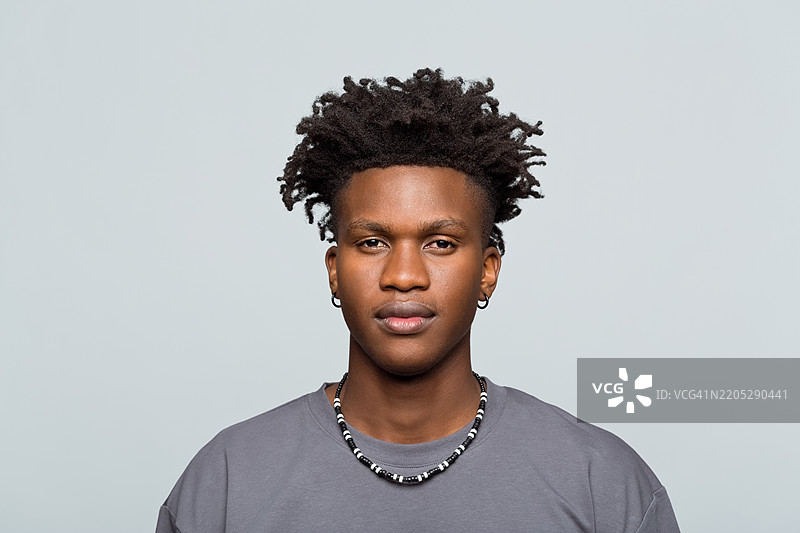 自信年轻男子的肖像，正看着镜头图片素材