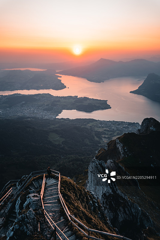 日落时分湖泊和山脉上的小径图片素材