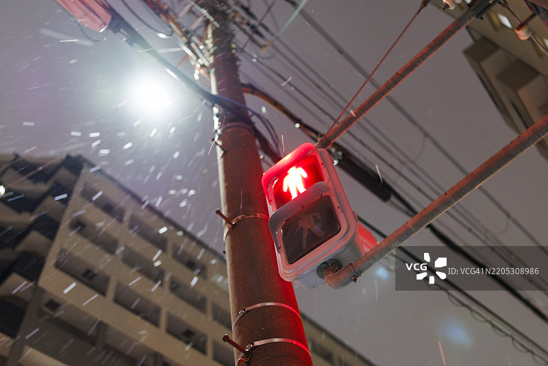 日本大阪雪中的红绿灯图片素材