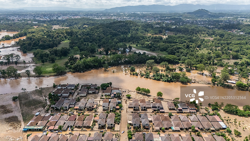 清莱郊区的住宅区鸟瞰图，因台风雅吉袭击东南亚后，科克河泛滥成灾。图片素材