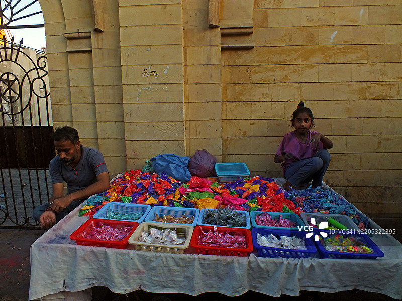 巴基斯坦印度教社区的人们忙于为胡里节购物图片素材
