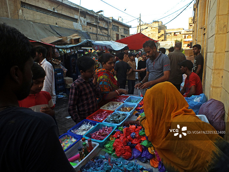 巴基斯坦印度教社区的人们忙于为胡里节购物图片素材
