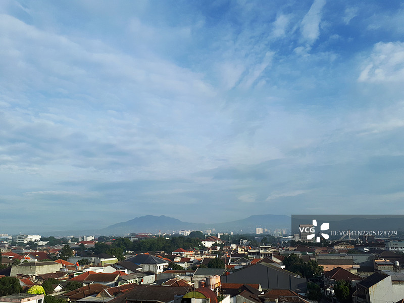 万丹（印度尼西亚西爪哇）城市景观的高角度视图，背景是蓝天。图片素材