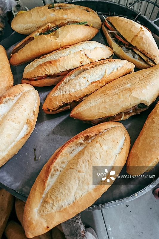 越南中部会安的双层锅中出售的法棍三明治图片素材